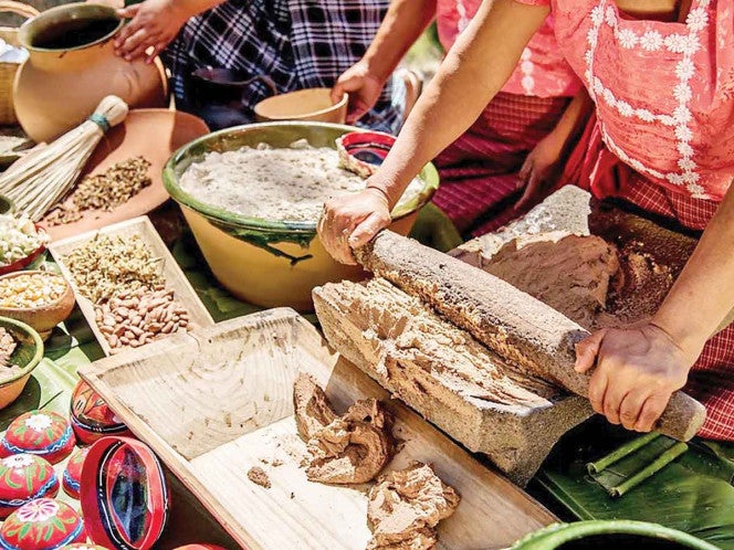 La flor rosita de cacao (cacahuaxochitl) es procesada por mujeres de San Andrés Huayapam y comunidades colindantes, en la región del Valle de Oaxaca, para crear la bebida tejate. Fotos: Patricia Briseño