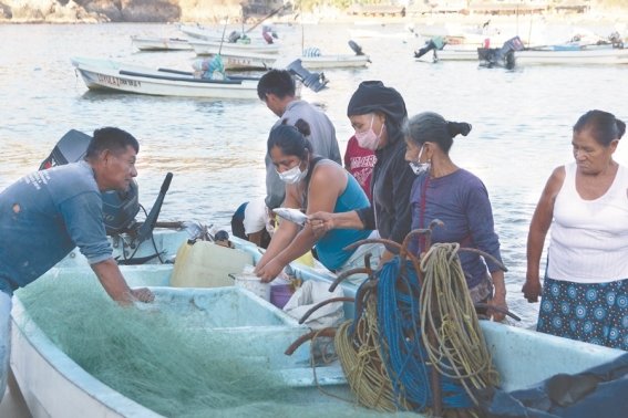 pescadores_de_puerto_angel_oaxaca_122998009.jpg